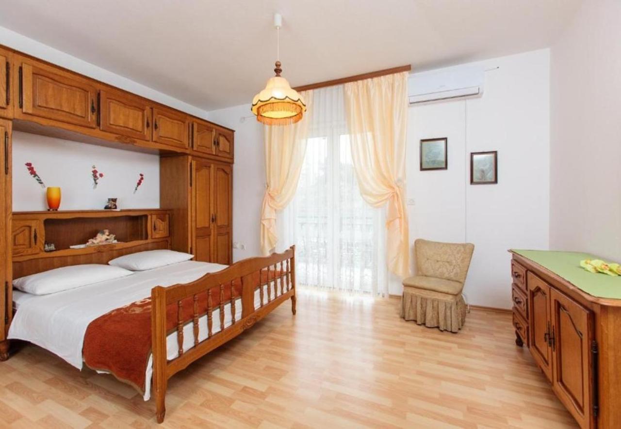 Apartment Knez 1 - 50 M From Beach Podstrana Exterior photo