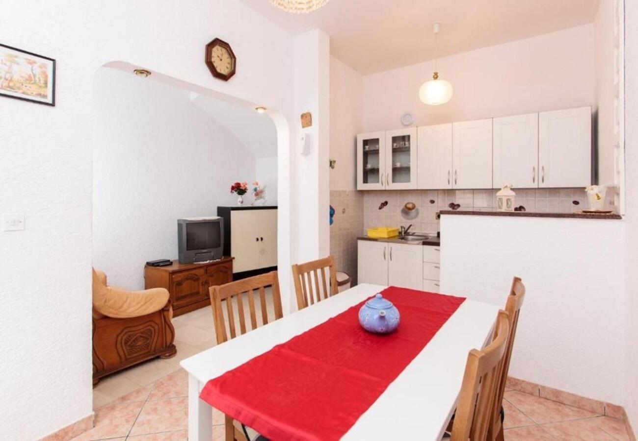 Apartment Knez 1 - 50 M From Beach Podstrana Exterior photo